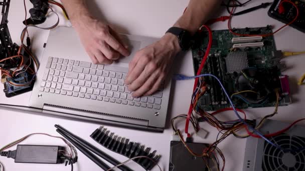 Técnico Eletrônica Trabalhando Teste Configuração Hardware Computador — Vídeo de Stock