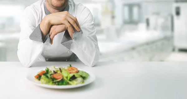 Chef na cozinha do restaurante com prato de salada fresca. espaço de cópia — Fotografia de Stock