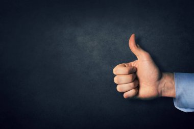 başparmağınızı kaldırın - koyu siyah arkaplan üzerinde kopya boşluğu gibi veya onaylayın