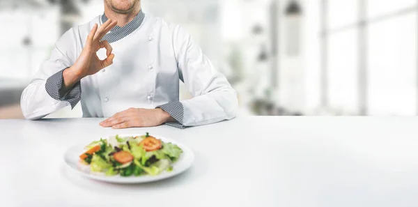 Chef em restaurante mostrando sinal ok com espaço de cópia — Fotografia de Stock