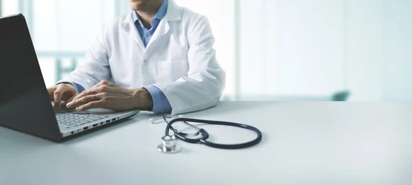 Consulta médica on-line - médico trabalhando no computador portátil — Fotografia de Stock
