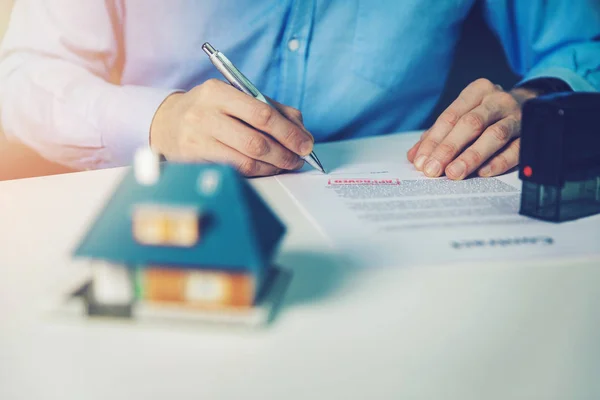 Hombre firmar aprobado contrato hipotecario de la casa familiar — Foto de Stock