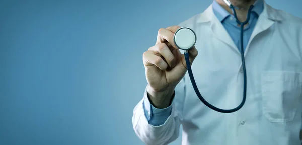 Cuidados de saúde e medicina - médico de casaco branco segurando stethosco — Fotografia de Stock