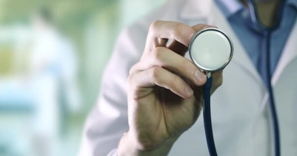 Egészségügy Kutatás Orvos Áll Klinika Folyosóján Sztetoszkóppal Kezében Közelkép — Stock videók