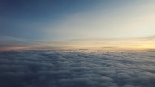 Flaying Πάνω Από Σύννεφα Κατά Την Ανατολή Εναέρια Άποψη — Αρχείο Βίντεο