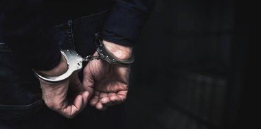 Tutuklu bir adam parmaklıklar arkasında. Boşluğu kopyala