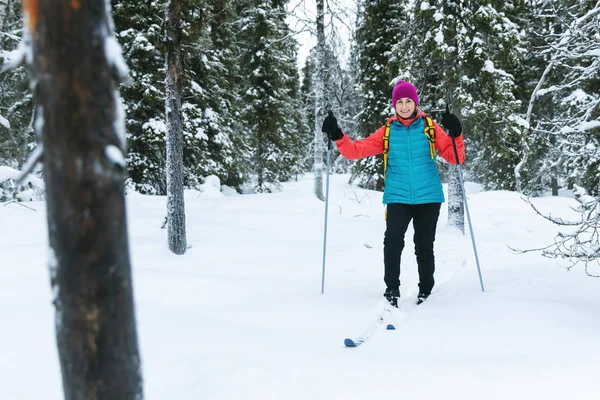 Passeio de esqui na neve fresca profunda, Yllas, Lapônia, Finlândia — Fotografia de Stock