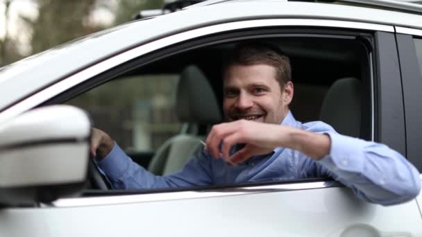 Jonge Man Zit Auto Toont Zijn Nieuwe Rijbewijs Met Duim — Stockvideo