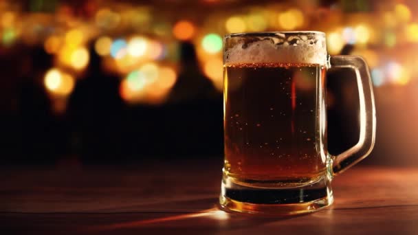 Barın Tezgahında Cam Bira Bardağı Var Arka Planda Bulanık Işıklar — Stok video