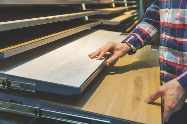 Hombre elegir materiales de encimera de cocina en el diseño de interiores sho — Foto de Stock