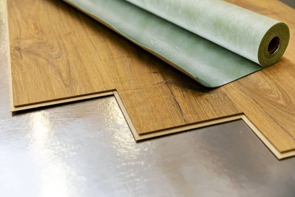 Laminaat vloer installatie in een ruimte op folie ondervloer — Stockfoto