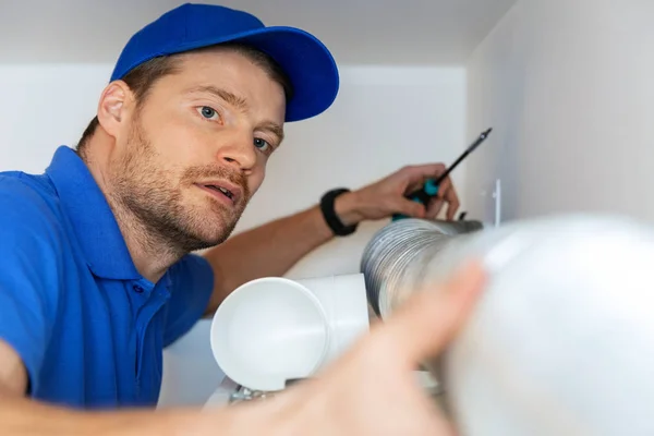 Technicien hvac installant le tube en aluminium flexible pour l'évent de maison — Photo