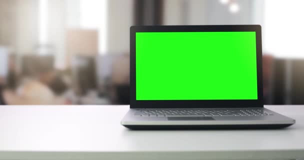 Ordenador Portátil Con Pantalla Verde Blanco Mesa Oficina Con Personas — Vídeo de stock