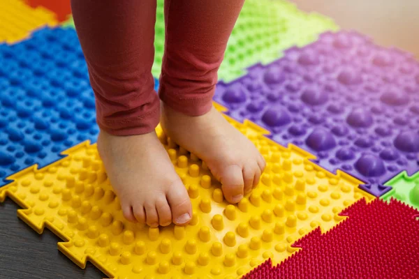 Correction des pieds et massage - enfant marchant sur tapis de sol puzzle massage orthopédique — Photo