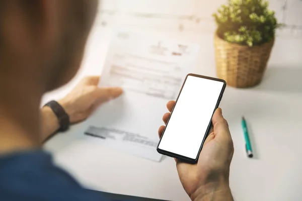 Bezahlen per Handy - Mann bezahlt Rechnung mit Smartphone — Stockfoto