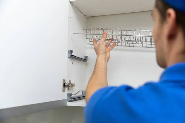 Meubelservice medewerker installeren keuken kast schotel rek — Stockfoto