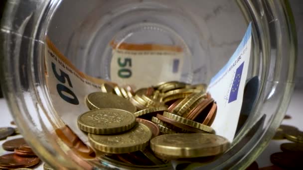 Pénzmegtakarítás Euroérmékkel Bankjegyekkel Teli Üvegedény Belsejében Csúszkálás — Stock videók