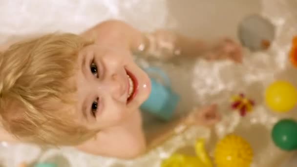 Gelukkig Lachend Kind Dat Een Bad Neemt Met Speelgoed Bovenaanzicht — Stockvideo