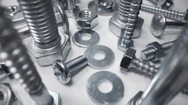 çeşitli metal vidalar ve bağlayıcılar. Doli çekim