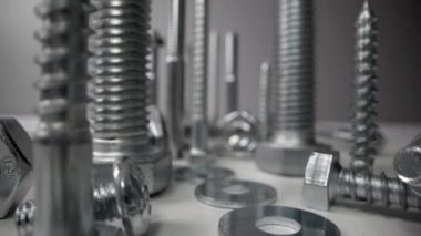çeşitli metal vidalar ve bağlayıcılar. Doli çekim