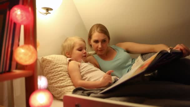 Mère Fille Lecture Livre Fées Ensemble Dans Lit Avant Dormir — Video