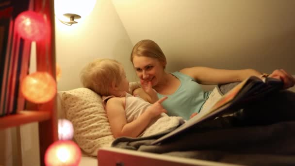 Mãe Filha Divertindo Juntos Cama Antes Dormir — Vídeo de Stock