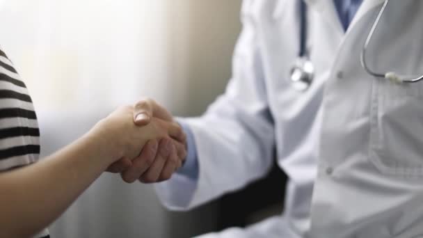 Läkare Och Patient Handslag Efter Besök Kliniken Kontor — Stockvideo