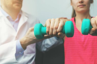 Fizyoterapi - fizyoterapist kadının evdeki el yaralanmasından kurtulmasına yardım ediyor. dambıl egzersizleri