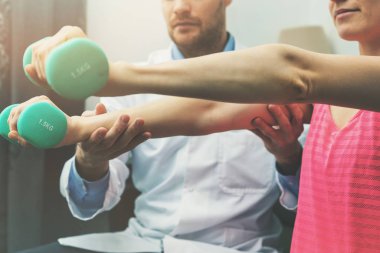 Fizyoterapi - fizyoterapist kadının evdeki el yaralanmasından kurtulmasına yardım ediyor. dambıl egzersizleri