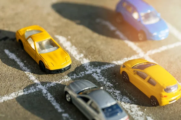 Speelgoed auto 's op de parkeerplaats — Stockfoto