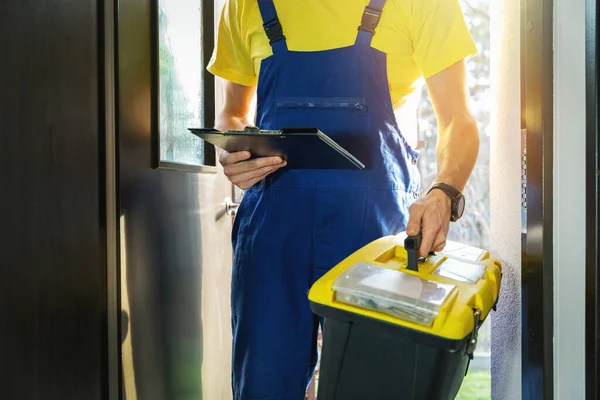 Klusjesman diensten - reparateur met gereedschapskist staan thuis entr — Stockfoto