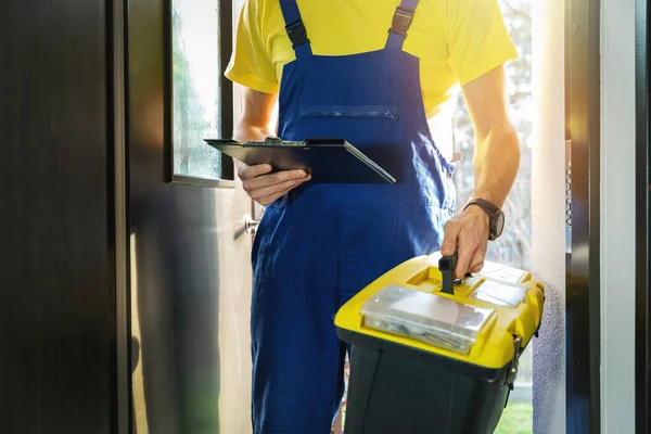 Servicios de manitas - reparador con caja de herramientas de pie en casa entr —  Fotos de Stock