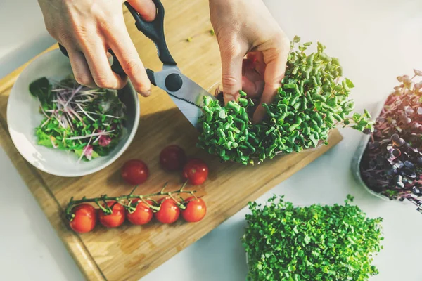 Nő készít friss nyers vegetáriánus saláta mikrozöldség és öt — Stock Fotó