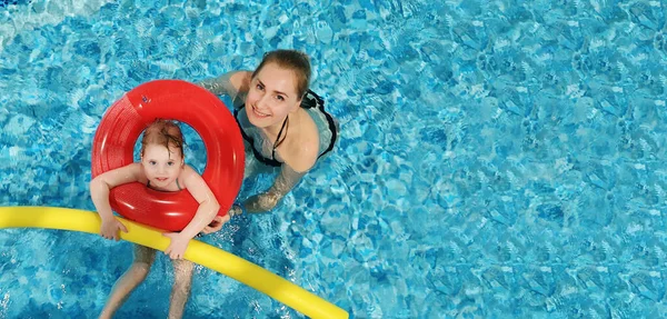 Mother with child having fun in swimming pool. top view copy spa — Stock Photo, Image