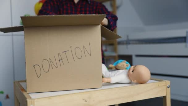 Mulher Colocar Brinquedos Usados Caixa Papelão Para Doação — Vídeo de Stock