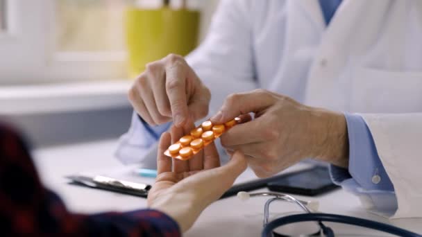 Ärztin Berät Patientin Über Pillen Arzt Verschreibt Medikamente Schreibtisch Der — Stockvideo