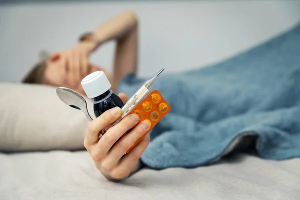 Zieke Vrouw Die Thuis Bed Ligt Medicijnen Hand Houdt — Stockfoto