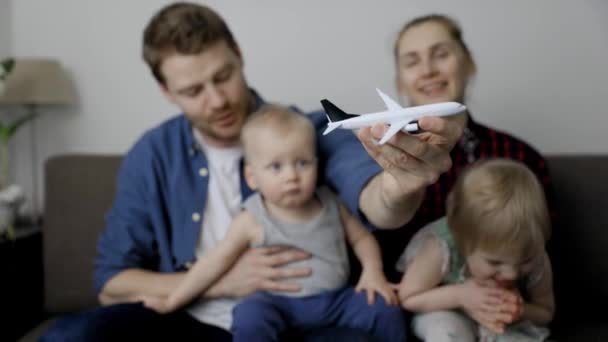 Młoda Szczęśliwa Rodzina Dziećmi Gotowa Następnej Podróży Samolotem — Wideo stockowe