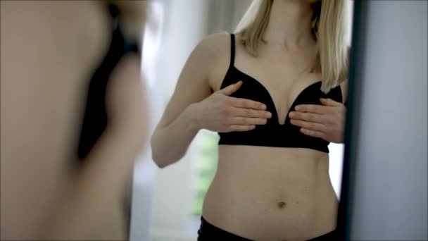 乳房健康 妇女在家里的镜子前检查乳房的形状 — 图库视频影像