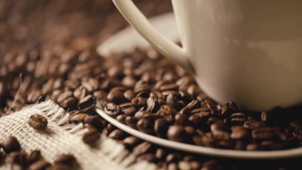 ローストアラビカコーヒー豆に煙とカップ — ストック動画