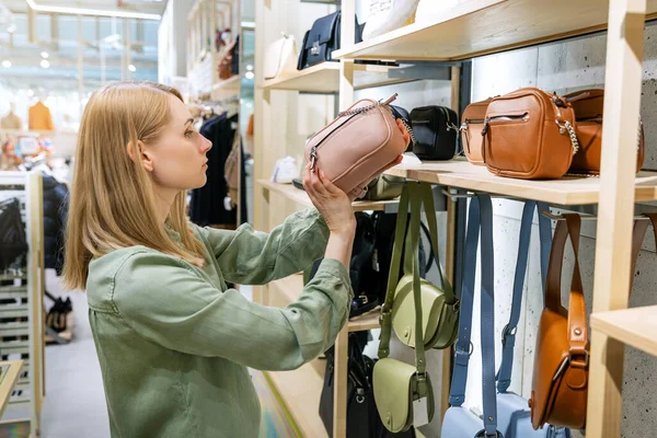 Žena Hledá Novou Tašku Koupit Obchodě Příslušenství — Stock fotografie