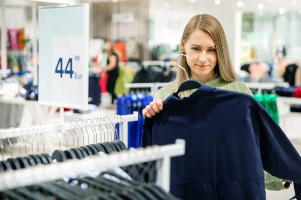 年轻女人有一个购物日 在服装店里寻找新衣服 — 图库照片