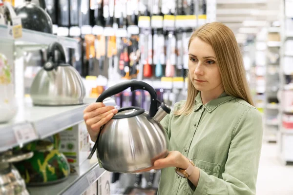 Kvinna Väljer Vattenkokare Hushållsartiklar Butik — Stockfoto