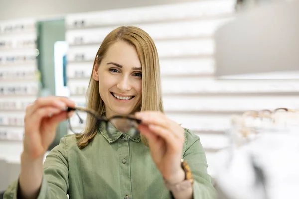 Glimlachende Jonge Vrouw Kiezen Van Nieuwe Optische Bril Kopen Optiek — Stockfoto