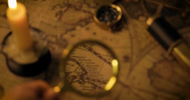 exploration et concept d'aventure - main avec loupe recherche sur carte du monde vintage 