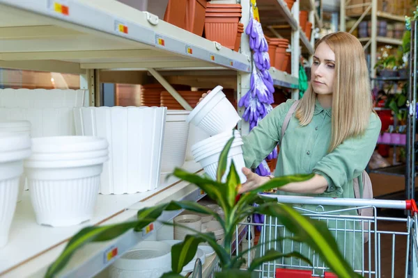 Frau Wählt Blumentöpfe Für Zimmerpflanzen Gartencenter — Stockfoto