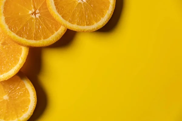 Fatias Frutas Laranja Fundo Amarelo Com Espaço Cópia Vista Superior — Fotografia de Stock