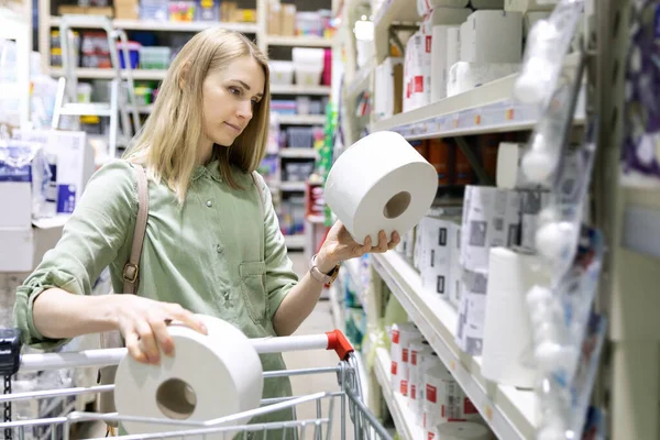 Femme Acheter Des Rouleaux Papier Toilette Magasin Articles Ménagers — Photo