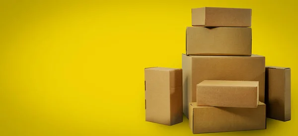 Wysyłka Dostawa Puste Kartonowe Pudełka Żółtym Tle Miejscem Kopiowania — Zdjęcie stockowe