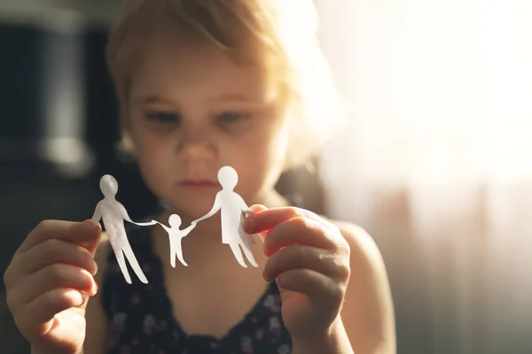 Kleines Mädchen Mit Papierfamilie Den Händen Scheidung Sorgerecht Und Kindesmissbrauch — Stockfoto